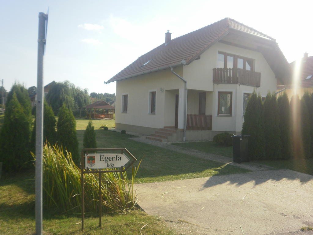 Zalakarosi Égerfa Nyaralóház Földszinti és Emeleti Apartman Extérieur photo