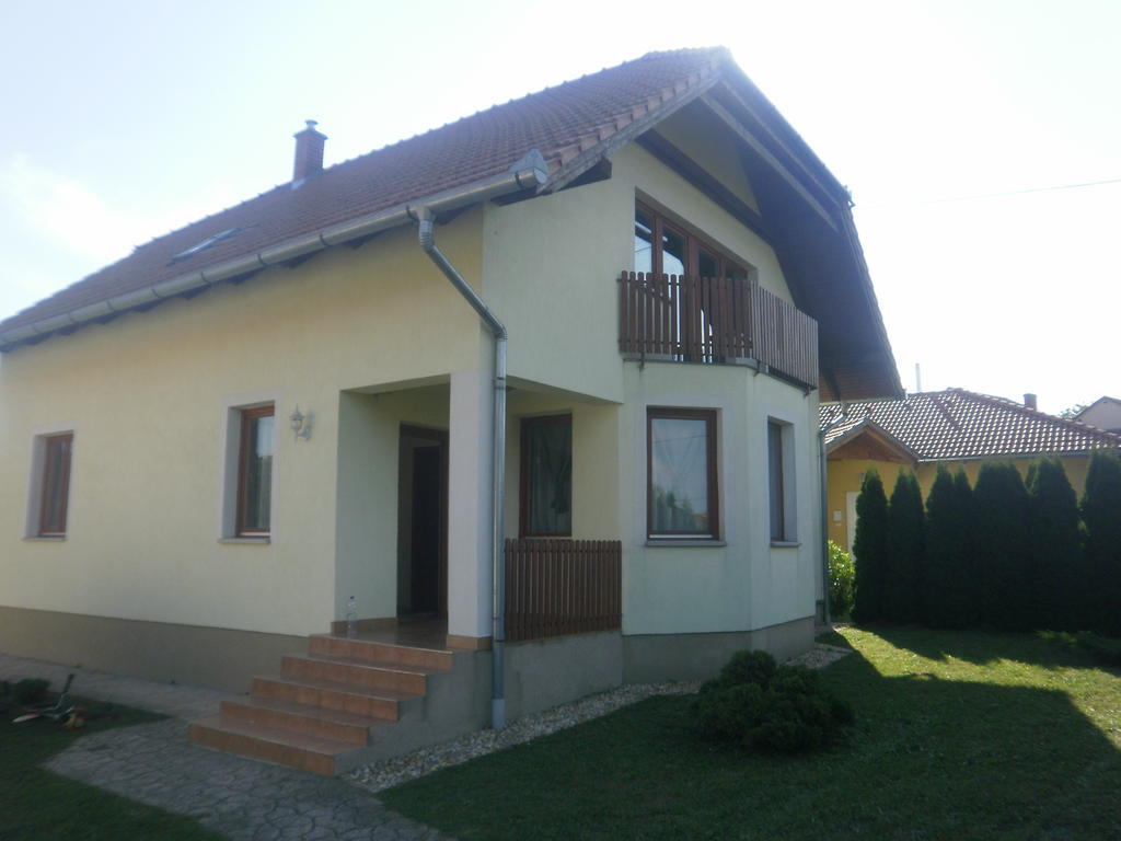 Zalakarosi Égerfa Nyaralóház Földszinti és Emeleti Apartman Extérieur photo