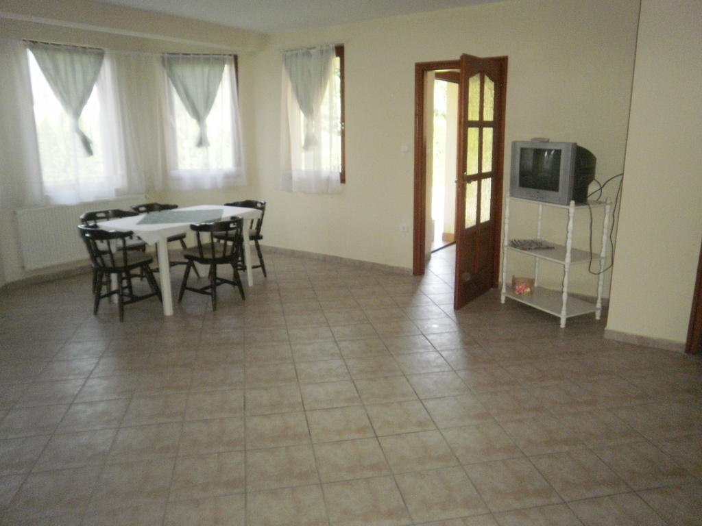 Zalakarosi Égerfa Nyaralóház Földszinti és Emeleti Apartman Chambre photo